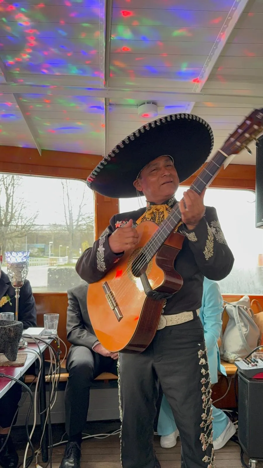Mariachi Musiker Pedro mit Sombrero auf einem Schiff