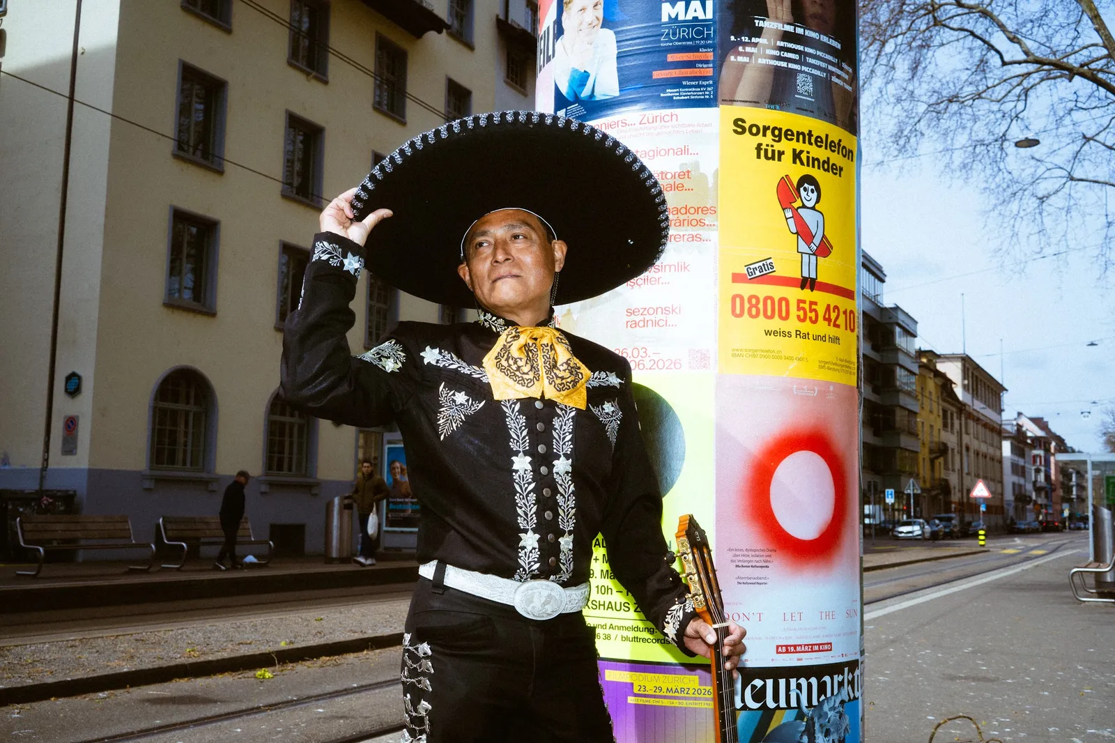 Pedro im Charro-Anzug in der Stadt Zürich