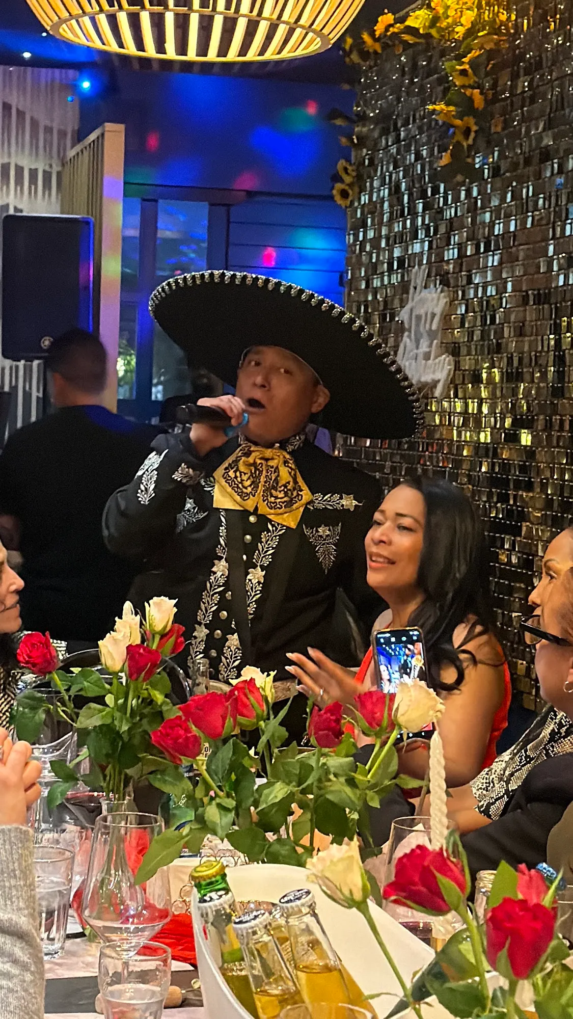 Sänger Pedro an einem festlichen Dinner