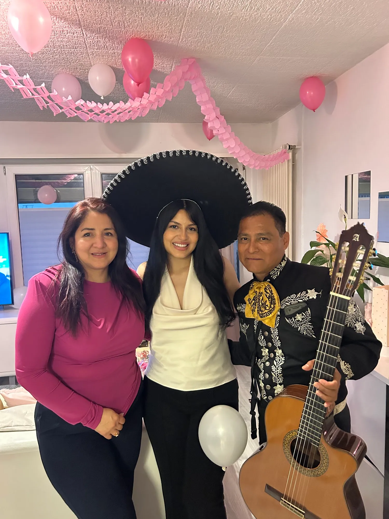 Gäste feiern ausgelassen mit Mariachi Pedro