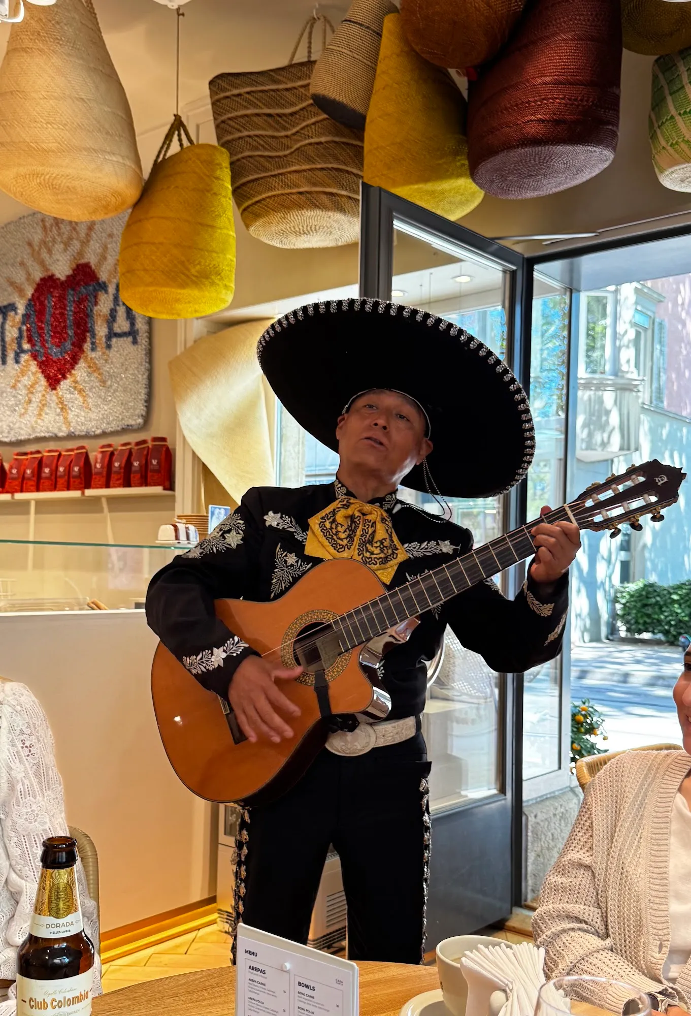 Pedro singt mit Gitarre in einem Zürcher Lokal